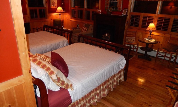 Saranac Lake Apartamento | Amplia Adirondack Bed & Breakfast Suite con chimenea