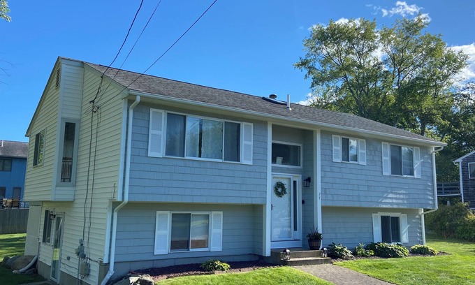 Bonnet Shores Casa | Spacious Summer Rental in Bonnet Shores/Narragansett, RI. Close to area beaches.