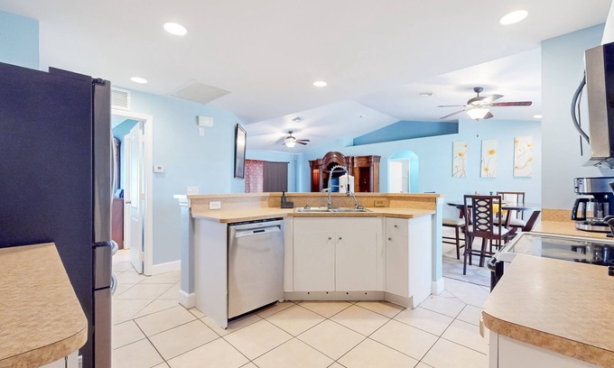 Lehigh Acres Casa | Spacious & sun-filled dog-friendly retreat with generous yard & W/D - near golf