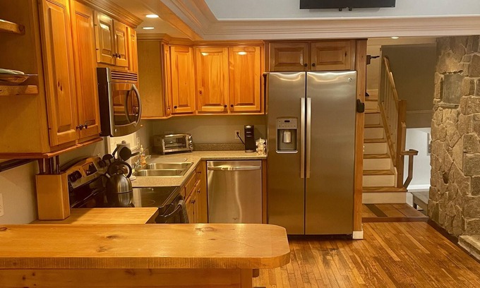 Sunapee Casa | ★Spacious Sunapee Harbor Village Home w/ King Bed