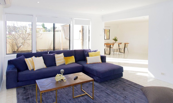 Prestons Casa | Spacious, Sunlit & Recently Renovated Family Home - 4BD & Hotel Quality Bedding