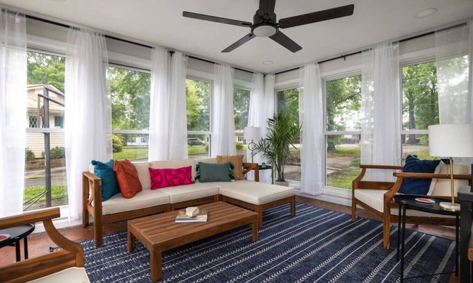 Graham Casa | Spacious, Sunlit Retreat w/ Huge Yard