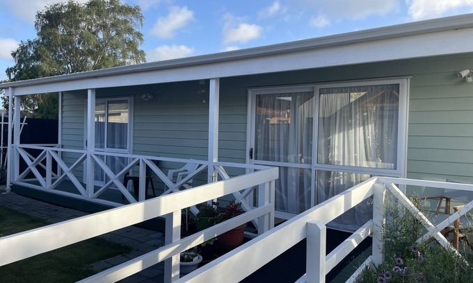 Burnside Cabaña | Spacious sunny cottage (airport close, family, pet friendly, disability access)