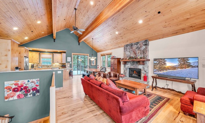 Tahoma Casa | Spacious Tahoma Retreat with Hot Tub and Game Room