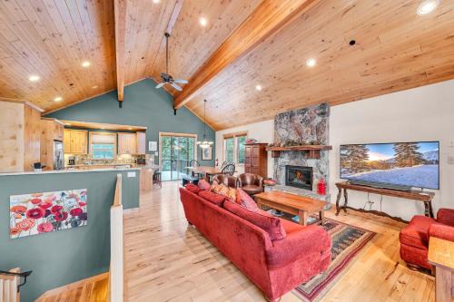 Tahoma Casa | Spacious Tahoma Retreat with Hot Tub and Game Room