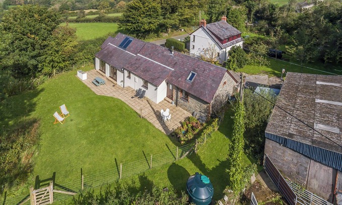 Newcastle Emlyn Cabaña | Spacious Teifi Valley barn for holidays near the Cardigan coast.