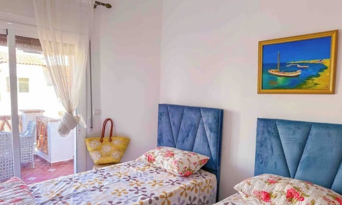 Oued Laou Apartamento | Spacious terrace, pool and access to the sea.
