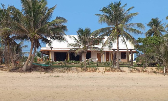 Saphli Villa | Spacious, breezy, and full of character beachfront villa, Chumphon,Thailand