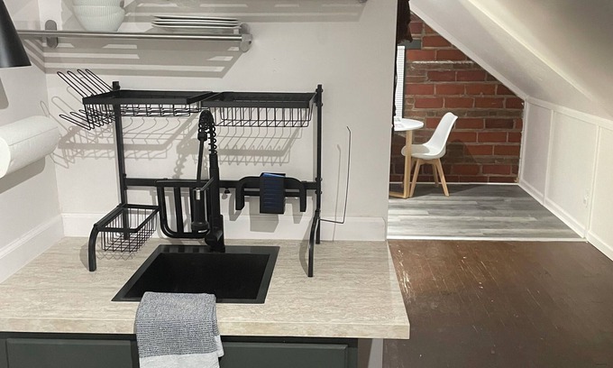 Cleveland Apartamento | Spacious Third Floor Attic Apartment with and European Charm