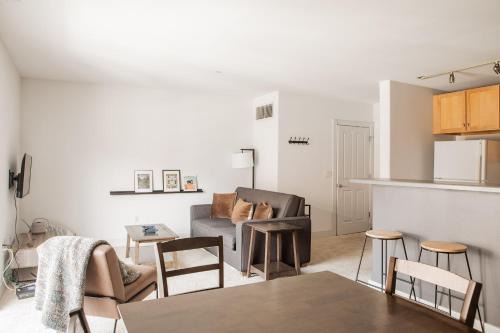 Historic Third Ward Apartamento | Spacious Third Ward Apt Near Summerfest with Balcony