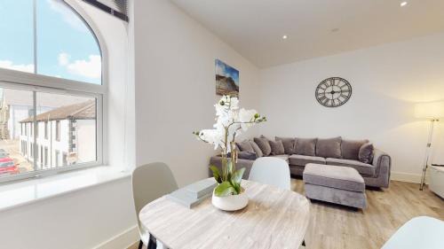 Abertillery Apartamento | Spacious three bedroom apartment with Valley views