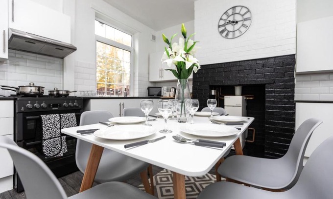 Hemsworth Casa | Spacious three bedroom property!