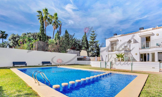 Denia Chalet De Esquí | Amplia casa adosada de tres dormitorios con piscina comunitaria