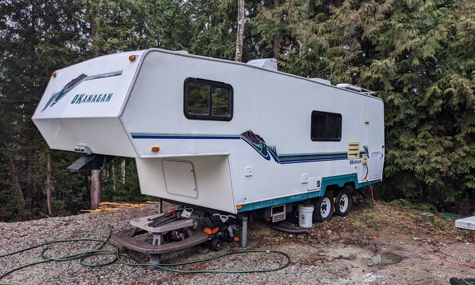 Gibsons Casa | Spacious Tidy Resort Clean RV Sunshine Coast BC 5 min from Ferry Dog Friendly
