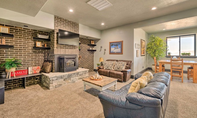 Tooele Apartamento | Spacious Tooele condo w/ glmountain views!