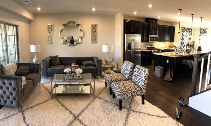 Linganore-Bartonsville Condominio | Spacious Top Condo, Grand Master suit and covered patio with a gas fireplace.