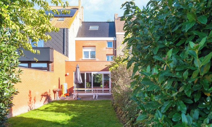 Nieuwpoort Casa | Spacious town house at canal with garden