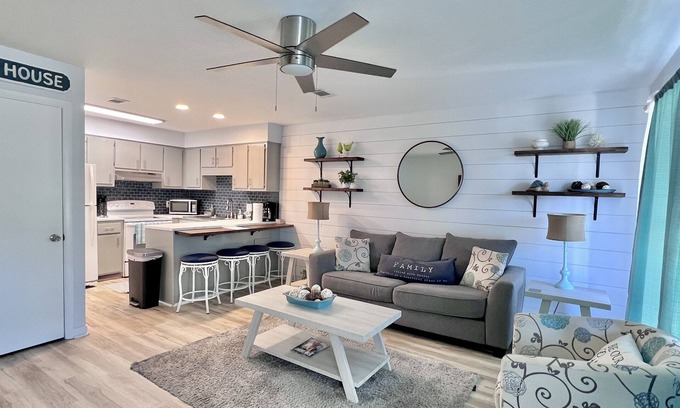 El Centro Beach Casa | Spacious Townhome with allocated parking spot, 3 min walk to the beach! Pool!