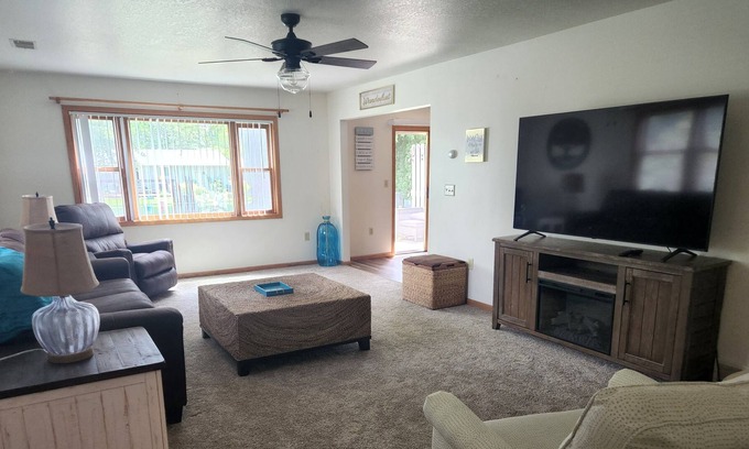 Tomah Casa | Spacious Townhome in quiet neighborhood with firepit!