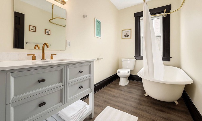 Livingston Park Casa | Spacious townhome near German Village 8 Beds