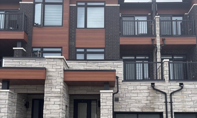 Brampton Casa | Spacious Townhouse in Brampton 2 minutes from restaurants and amenities
