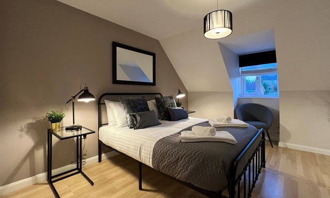 Telford Casa | Spacious Townhouse with Parking