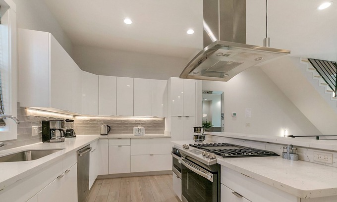Mid-City Condominio | Spacious Townhouse with Balcony