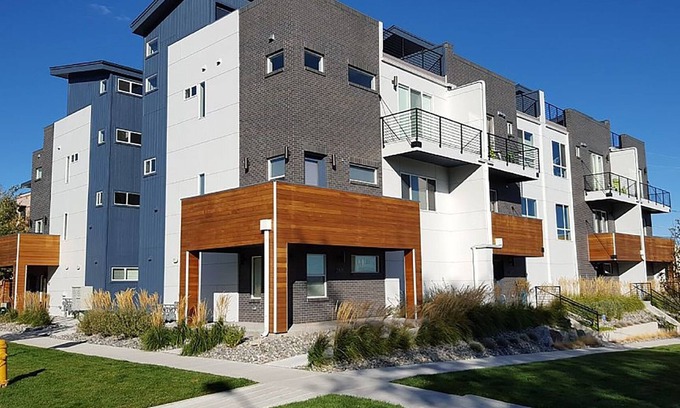 Jefferson Park Casa | ¡Amplia casa adosada con terraza en la azotea! Super cerca del centro de Denver!