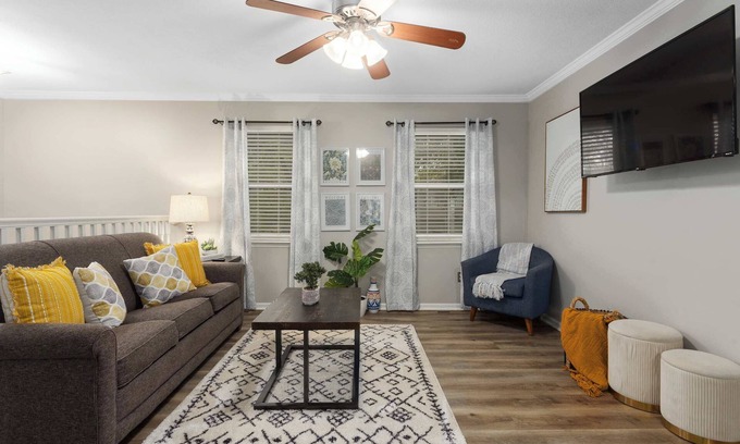 Olathe Casa | Spacious,TV in all BEDROOMS,KingBeds,FencedYard