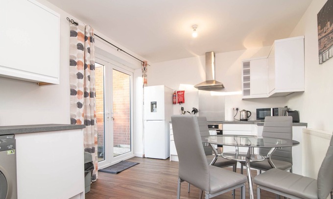 Brierley Hill Casa | Spacious Two-Bed House with Parking and Garden