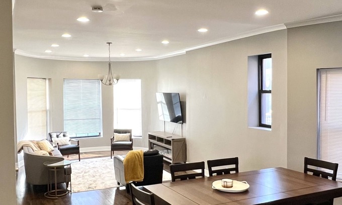 Grand Boulevard Apartamento | Spacious unit in historic gem