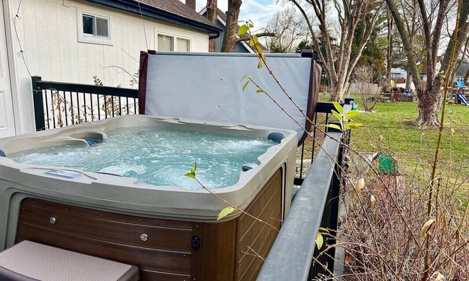 Olathe Casa | Spacious & Updated Getaway! Pool & Hot Tub 10 Beds
