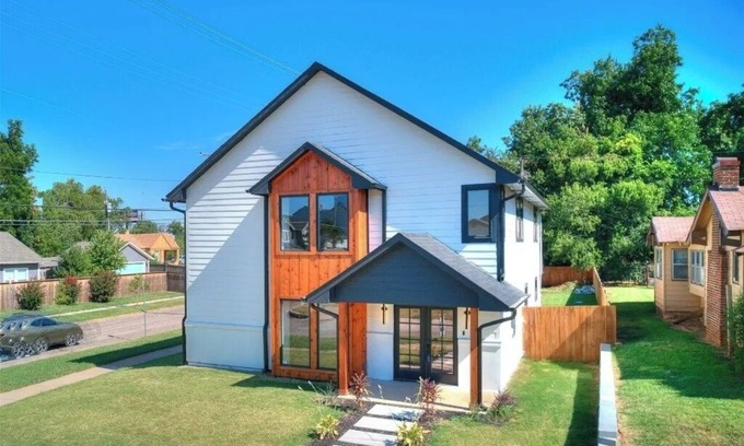 Lincoln Terrace Casa | Spacious upscale 4-bedroom house near the OU Medical Center