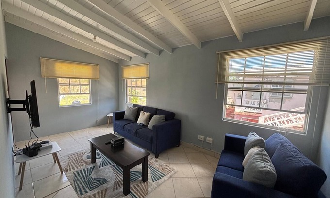 Hopefield Apartamento | Spacious Upstairs 3-bedroom apartment with AC, WiFi in delightful Christ Church.
