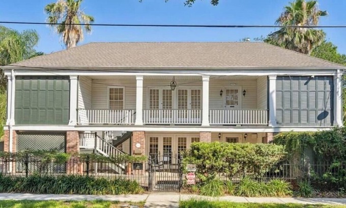 Central Carrollton Association Casa | Spacious uptown home with private yard