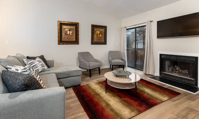 East Raleigh Casa | Spacious Urban Suburban Oasis Near Wake Med Hospital & Downtown.
