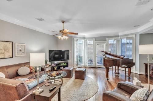 Uptown Casa | Spacious Urban Uptown Retreat townhouse