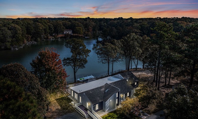 Reedville Casa | Spacious 1-level waterfront retreat w/ rec room, fenced yard. Big dogs welcome!