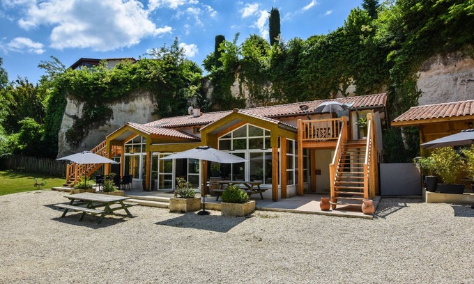 Aubeterre-sur-Dronne Villa | Espaciosa casa de vacaciones con jardín privado