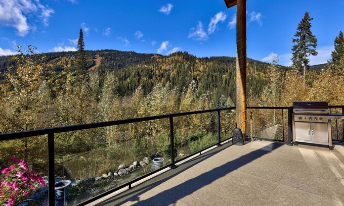 Fairways Casa | Spacious Vacation Home with 3 Bedroom + Loft & Den, 3 Bathroom, Private Hot Tub and Gorgeous Kitchen