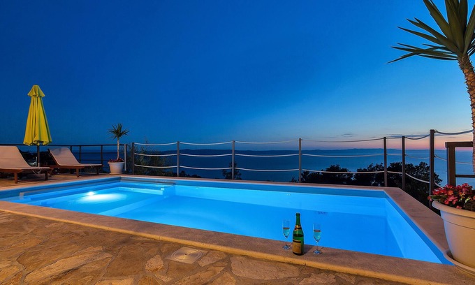 Tucepi Casa | ¡VACACIONES EN FAMILIA a un precio especial! Casa de vacaciones con piscina, vistas al mar 5 dormitorio