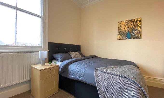 Doncaster Casa | Spacious Victorian Studio Flat