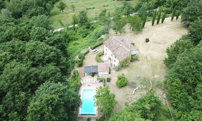 Bivio Lugnano Villa | Villa espaciosa en un entorno tranquilo con piscina climatizada solar, vistas y wifi