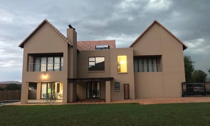 Hartbeespoort Casa | Amplia villa en una finca tranquila a orillas de la famosa presa Hartbeepoort