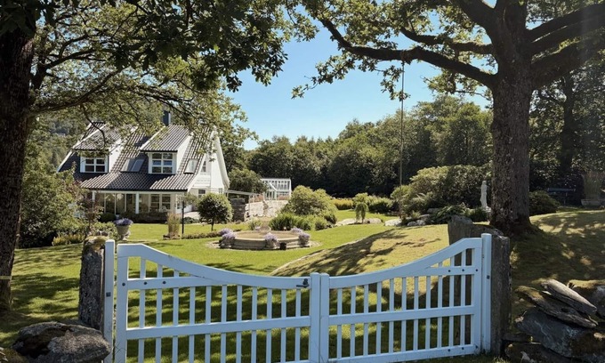 Strand Villa | Villa w/ Boat, Greenhouse & Huge Garden w/ Majestic Oak Trees
