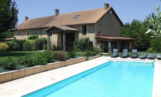 Champagne-Saint-Hilaire Otro | Villa espaciosa con piscina privada segura, orientación sur, ubicación de pueblo