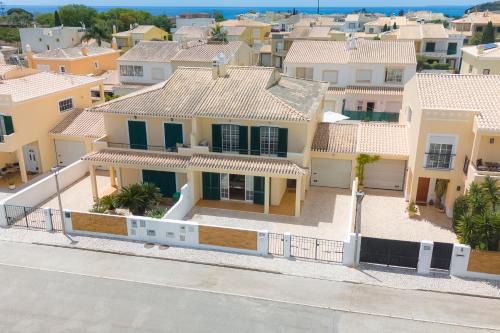 Porto de Mos Villa | Spacious Villa - Walk to Beach & City Center
