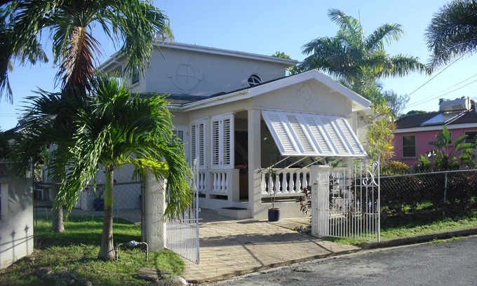 Douglas Villa | Amplia villa privada con piscina profunda, en jardín muy cerca de la playa
