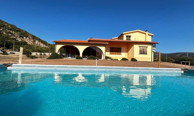 Viddalba Villa | Gran villa con vistas al mar y las montañas para una relajación total en total libertad.