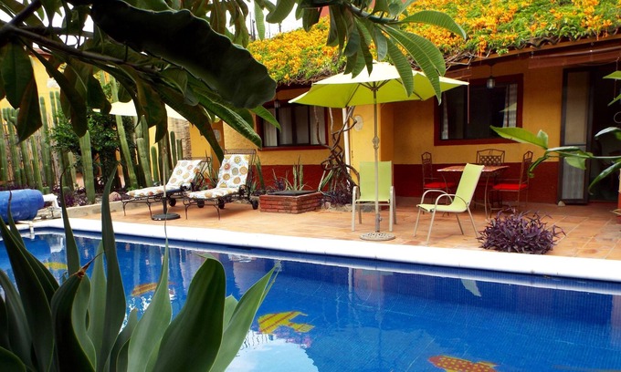 Centro Villa | Amplia villa con piscina en ubicación céntrica